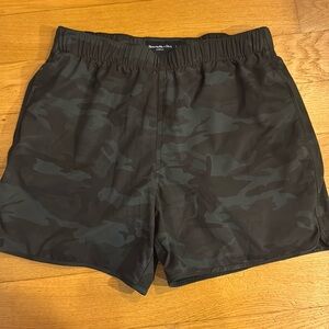 Men’s dark camo gym short sleeve button Abercrombie size small